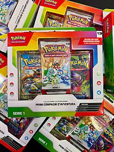 Carte Pokemon - Collezione Illustrazione Primi Compagni d'Avventura (ITA)-SERIE 1 
